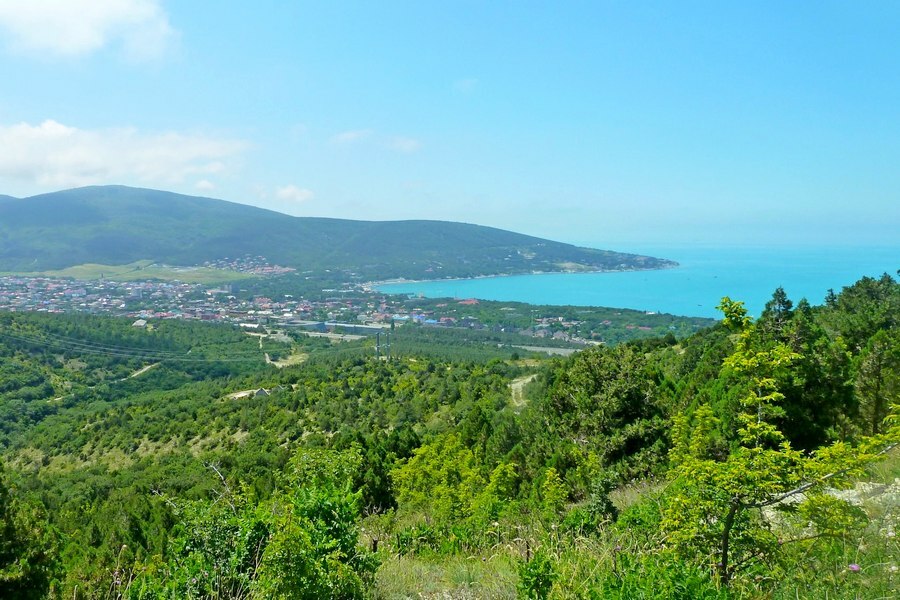 Кабардинка с высоты · море и горные склоны